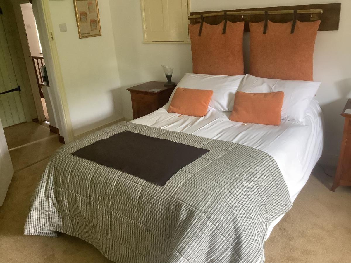 Bwthyn Cudd Bed & Breakfast Уестбъри Екстериор снимка