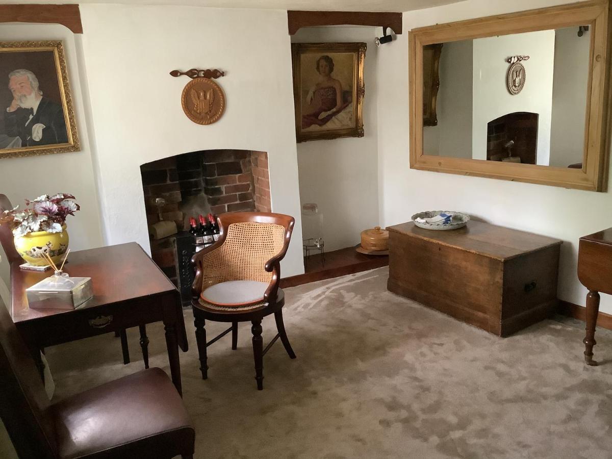 Bwthyn Cudd Bed & Breakfast Уестбъри Екстериор снимка