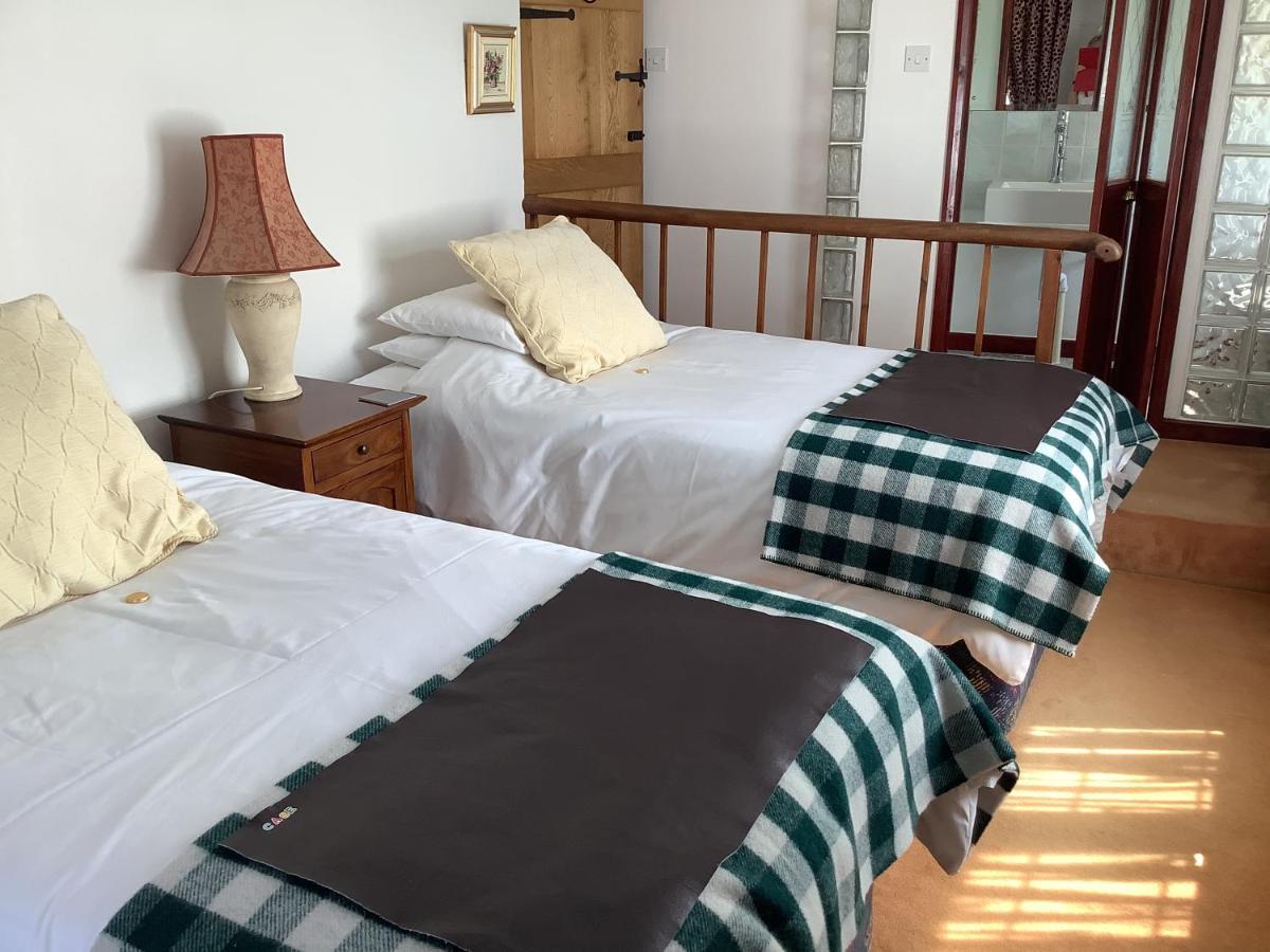 Bwthyn Cudd Bed & Breakfast Уестбъри Екстериор снимка